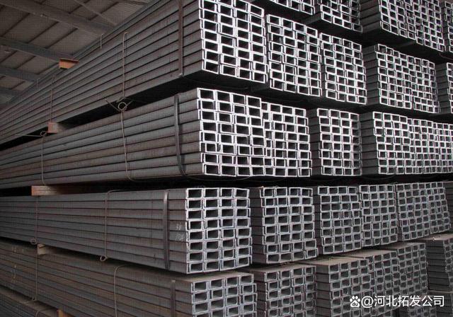 鍍鋅槽鋼是一種常見的金屬產(chǎn)品,主要用于建筑工程,橋梁,公路,汽車制造